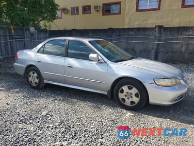 Czwarte zdjęcie samochodu z boku: 2002 HONDA ACCORD EX VIN:1HGCG16552A065670 - miniatura