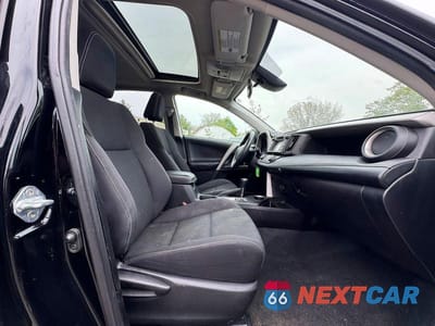 Piąte zdjęcie samochodu w środku: 2017 TOYOTA RAV4 XLE VIN:2T3RFREV0HW654552 - miniatura