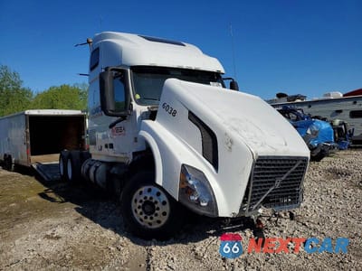 2018 VOLVO VNL SEMI TRUCK 4V4NC9EH4JN996038 - główne zdjęcie licytacji z USA - miniatura