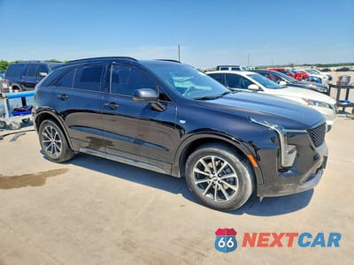 Czwarte zdjęcie samochodu z boku: 2024 CADILLAC XT4 SPORT VIN:1GYFZER49RF111413 - miniatura