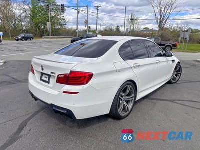 Czwarte zdjęcie samochodu z boku: 2013 BMW M5 VIN:WBSFV9C57DD095641 - miniatura