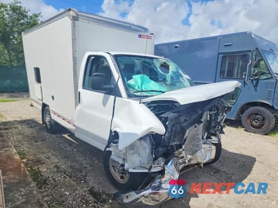Czwarte zdjęcie samochodu z boku: 2024 CHEVROLET EXPRESS BOX TRUCK VIN:1GB0GRFP8R1174530 - miniatura