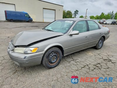 1998 TOYOTA CAMRY LE JT2BG22K0W0103788 - główne zdjęcie licytacji z USA - miniatura