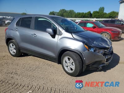 Czwarte zdjęcie samochodu z boku: 2020 CHEVROLET TRAX LS VIN:3GNCJKSB5LL212167 - miniatura