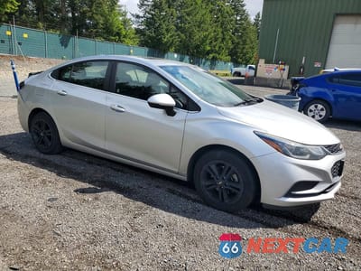 Czwarte zdjęcie samochodu z boku: 2018 CHEVROLET CRUZE LT VIN:1G1BE5SM3J7106581 - miniatura
