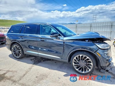Czwarte zdjęcie samochodu z boku: 2022 LINCOLN AVIATOR RESERVE VIN:5LM5J7XC9NGL19044 - miniatura