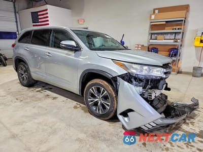 Czwarte zdjęcie samochodu z boku: 2018 TOYOTA HIGHLANDER LE VIN:5TDZARFH0JS035819 - miniatura
