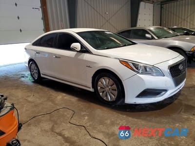 Czwarte zdjęcie samochodu z boku: 2016 HYUNDAI SONATA HYBRID SE VIN:KMHE24L11GA025226 - miniatura
