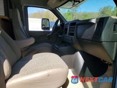 Piąte zdjęcie samochodu w środku: 2008 CHEV EXPRESS G3500 VIN:1GBJG31K181113256 - miniatura