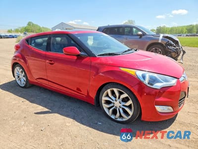 Czwarte zdjęcie samochodu z boku: 2013 HYUNDAI VELOSTER BASE VIN:KMHTC6AD8DU106005 - miniatura