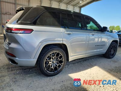 Trzecie zdjęcie samochodu z tyłu: 2024 JEEP GRAND CHEROKEE SUMMIT VIN:1C4RJHEG6R8626434 - miniatura