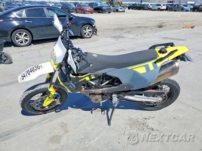 Trzecie zdjęcie samochodu z tyłu: 2024 HUSQVARNA SUPERMOTO 701 VIN:VBKUSV407RM765245 - miniatura