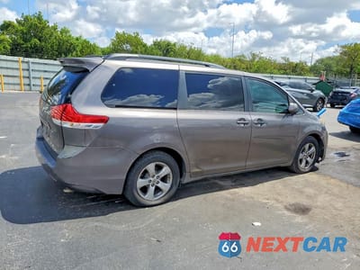 Trzecie zdjęcie samochodu z tyłu: 2013 TOYOTA SIENNA LE VIN:5TDKK3DC1DS378386 - miniatura