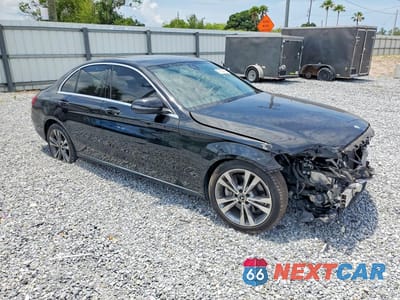 Czwarte zdjęcie samochodu z boku: 2017 MERCEDES-BENZ C 300 VIN:55SWF4JB5HU222898 - miniatura