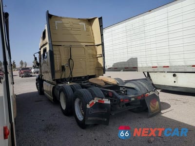 Trzecie zdjęcie samochodu z tyłu: 2020 VOLVO VN VNL - SEMI TRUCK VIN:4V4NC9EH8LN249447 - miniatura
