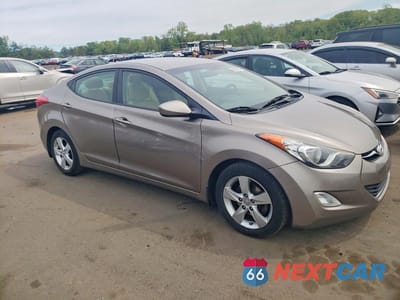 Czwarte zdjęcie samochodu z boku: 2013 HYUNDAI ELANTRA GLS VIN:5NPDH4AE0DH173604 - miniatura