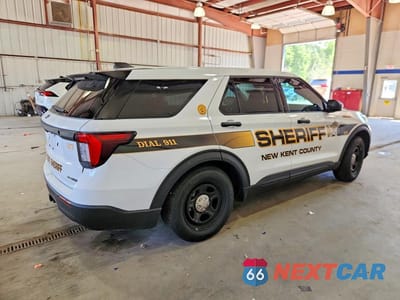 Trzecie zdjęcie samochodu z tyłu: 2025 FORD EXPLORER POLICE INTERCEPTOR VIN:1FM5K8AC8SGC79730 - miniatura