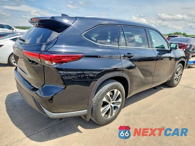 Trzecie zdjęcie samochodu z tyłu: 2021 TOYOTA HIGHLANDER XLE VIN:5TDGZRBHXMS120399 - miniatura
