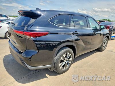 Trzecie zdjęcie samochodu z tyłu: 2021 TOYOTA HIGHLANDER XLE VIN:5TDGZRBHXMS120399 - miniatura