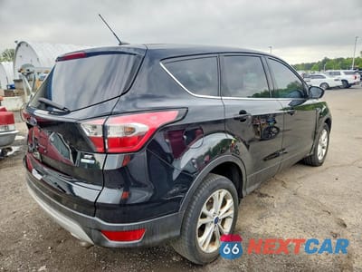 Trzecie zdjęcie samochodu z tyłu: 2017 FORD ESCAPE SE VIN:1FMCU9GDXHUC32829 - miniatura