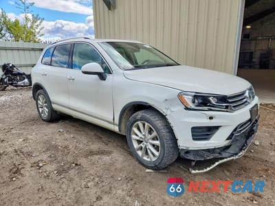 Czwarte zdjęcie samochodu z boku: 2015 VOLKSWAGEN TOUAREG V6 TDI VIN:WVGEP9BP2FD003219 - miniatura