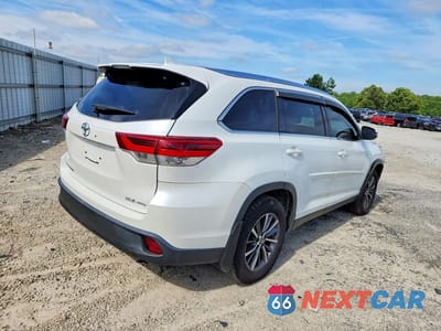 Trzecie zdjęcie samochodu z tyłu: 2019 TOYOTA HIGHLANDER XLE VIN:5TDJZRFH2KS926671 - miniatura