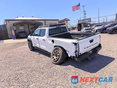 Drugie zdjęcie samochodu z przodu: 2024 TOYOTA TACOMA TRAILHUNTER HV VIN:3TYLF5LN9RT005048 - miniatura