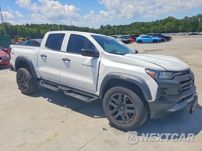 Czwarte zdjęcie samochodu z boku: 2024 CHEVROLET COLORADO TRAIL BOSS VIN:1GCPTEEK8R1299029 - miniatura