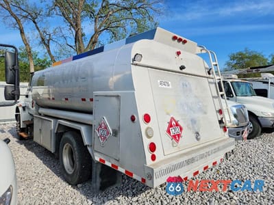 Trzecie zdjęcie samochodu z tyłu: 2011 INTERNATIONAL 4400 FUEL / LUBE TRUCK VIN:1HTMKAAN5BH330476 - miniatura