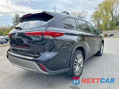 Trzecie zdjęcie samochodu z tyłu: 2023 TOYOTA HIGHLANDER PLATINUM VIN:5TDKDRBH8PS035011 - miniatura