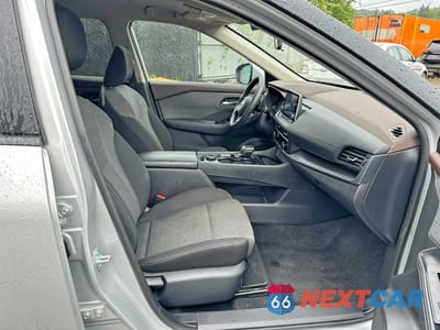 Piąte zdjęcie samochodu w środku: 2023 NISSAN ROGUE SV VIN:5N1BT3BB3PC947361 - miniatura