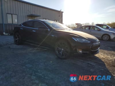 Czwarte zdjęcie samochodu z boku: 2014 TESLA MODEL S VIN:5YJSA1H17EFP30635 - miniatura