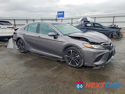 Czwarte zdjęcie samochodu z boku: 2018 TOYOTA CAMRY XSE VIN:4T1B61HK8JU035569 - miniatura