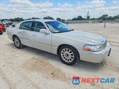 Czwarte zdjęcie samochodu z boku: 2007 LINCOLN TOWN CAR SIGNATURE VIN:1LNHM81W47Y624755 - miniatura