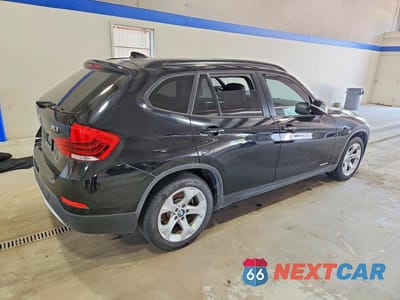 Trzecie zdjęcie samochodu z tyłu: 2015 BMW X1 SDRIVE28I VIN:WBAVM1C50FV317499 - miniatura