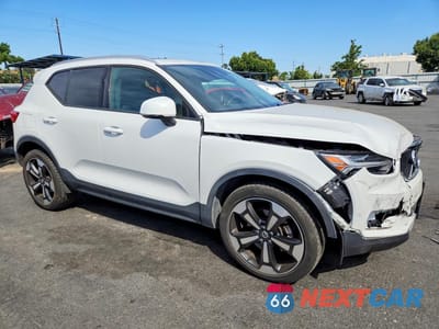 Czwarte zdjęcie samochodu z boku: 2019 VOLVO XC40 T5 MOMENTUM VIN:YV4162UK9K2148520 - miniatura