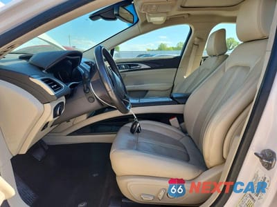 Zdjęcie 7 z 12 samochodu: 2020 LINCOLN MKZ RESERVE VIN:3LN6L5F91LR611059 - miniatura