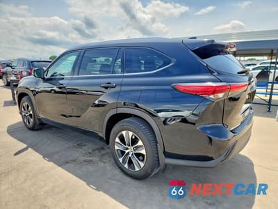Drugie zdjęcie samochodu z przodu: 2021 TOYOTA HIGHLANDER XLE VIN:5TDGZRBHXMS120399 - miniatura