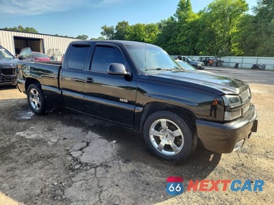 Czwarte zdjęcie samochodu z boku: 2004 CHEVROLET SILVERADO K1500 VIN:2GCEK19N141131825 - miniatura