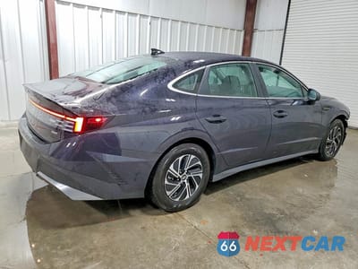 Trzecie zdjęcie samochodu z tyłu: 2026 HYUNDAI SONATA HYBRID BLUE VIN:KMHL24JJ6TA163039 - miniatura