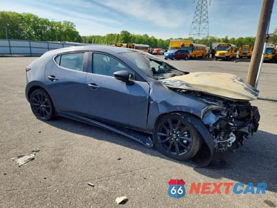 Czwarte zdjęcie samochodu z boku: 2026 MAZDA 3 PREFERRED VIN:JM1BPBLL1T1867704 - miniatura