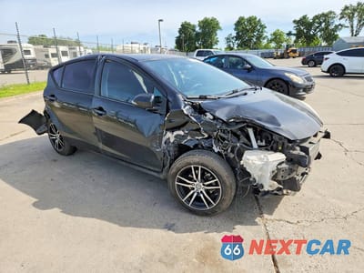 Czwarte zdjęcie samochodu z boku: 2015 TOYOTA PRIUS C THREE VIN:JTDKDTB32F1100769 - miniatura