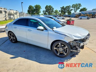 Czwarte zdjęcie samochodu z boku: 2019 MERCEDES-BENZ A 220 VIN:WDD3G4EB0KW021639 - miniatura
