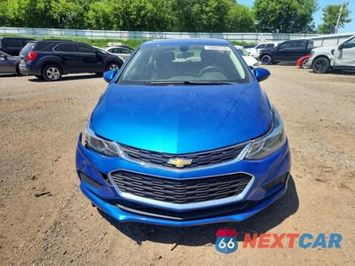 Piąte zdjęcie samochodu w środku: 2017 CHEVROLET CRUZE LT VIN:3G1BE6SM3HS516539 - miniatura