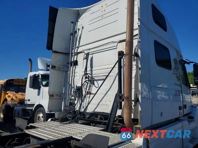 Zdjęcie 6 z 10 samochodu: 2015 VOLVO VNL SEMI TRUCK VIN:4V4NC9EH8FN919826 - miniatura
