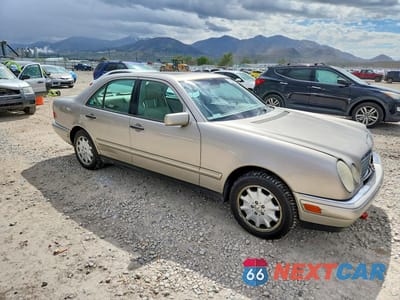 Czwarte zdjęcie samochodu z boku: 1998 MERCEDES-BENZ E 320 4MATIC VIN:WDBJF82F5WX007348 - miniatura