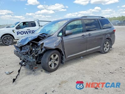 2017 TOYOTA SIENNA LE 5TDKZ3DC9HS847340 - główne zdjęcie licytacji z USA - miniatura