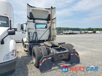 Trzecie zdjęcie samochodu z tyłu: 2018 VOLVO VNL SEMI TRUCK VIN:4V4N39TG2JN892772 - miniatura