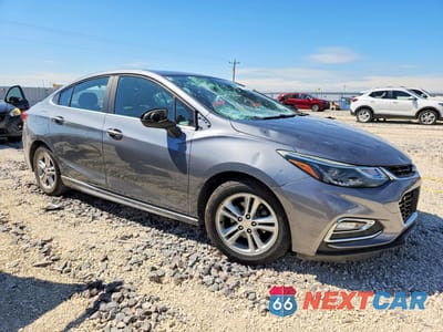Czwarte zdjęcie samochodu z boku: 2018 CHEVROLET CRUZE LT VIN:1G1BE5SM1J7235080 - miniatura