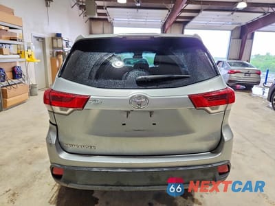 Zdjęcie 6 z 13 samochodu: 2018 TOYOTA HIGHLANDER LE VIN:5TDZARFH0JS035819 - miniatura
